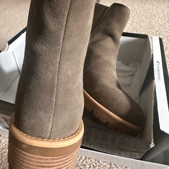 BLONDO Matilda Waterproof Lug Sole
Chelsea Boot - Picture 6 of 9